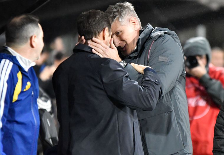 El el momento del afectuoso saludo entre el Loco y el Vasco, dos viejos conocidos de Boca y Villarreal. 