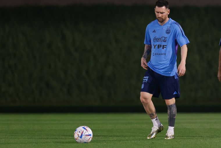 Messi tiene uno de sus gemelos cargados y por eso no se entrenó a la par del grupo: está bien igualmente. Foto: EFE