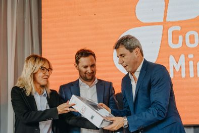 MDZol | Sonia Delgado y Sergio Rotondo, ejecutivos de Golden Mining S.A, hacen la entrega del IIA de Hualilán al gobernador de San Juan. Fotos Gentileza Golden Mining
