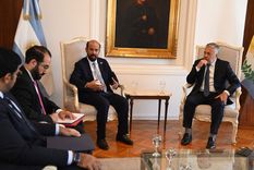 El gobernador Alfredo Cornejo con el embajador de Emiratos Árabes Unidos, Saeed Abdulla Alqemzi. Foto: Prensa Gobierno de Mendoza El gobernador Alfredo Cornejo con el embajador de Emiratos Árabes Unidos, Saeed Abdulla Alqemzi. Foto: Prensa Gobierno de Mendoza