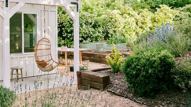 Los materiales de jardinería pueden tener un efecto perjudicial sobre el medio ambiente debido a sus altas emisiones de carbono. Una solución es diseñar un jardín de manera sustentable Foto: Yardzen