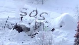 Tyson Steele escribió SOS en la nieve con la esperanza de ser rescatado.