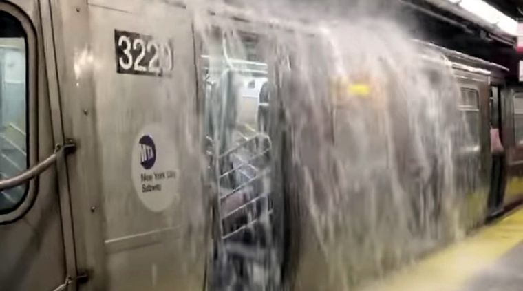 Hubo cascadas en el Metro. Foto: Captura de pantalla