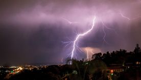 Las tormentas secas tienen el potencial de generar incendios forestales cuando las condiciones son favorables. Las tormentas secas tienen el potencial de generar incendios forestales cuando las condiciones son favorables.