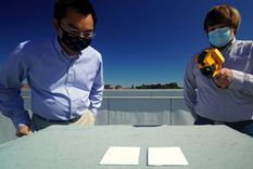 El profesor Xiulin Ruan y su invento. El profesor Xiulin Ruan y su invento.