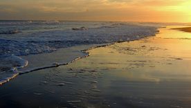 El pueblo de Reta se extiende frente a una playa amplia y abierta del Atlántico. El pueblo de Reta se extiende frente a una playa amplia y abierta del Atlántico.