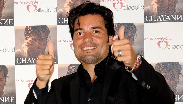 Chayanne se sometió a un tratamiento para rejuvenecer su rostro.