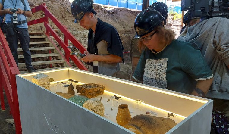 Varias personas visitan este jueves una excavación arqueológica en Moscú. Foto: Efe.