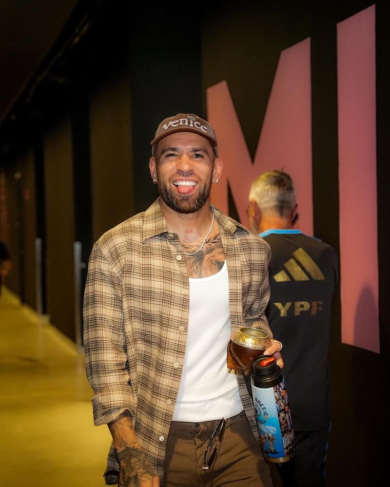 El estilo casual de Otamendi que encantó a sus seguidores. El estilo casual de Otamendi que encantó a sus seguidores.