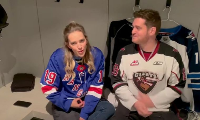 Luisana Lopilato y Michael Bublé mostraron su pista de hockey sobre hielo. La pareja compartió detalles de su mansión en Canadá.