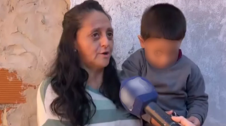 La mujer vive con su hijo Tomás en el barrio rosarino de Empalme Graneros, y se sorprendió al ver lo que hicieron con su identidad para llevarse a un nene a Bolivia.