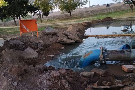 El derrame cloacal está en la lateral del Acceso Este El derrame cloacal está en la lateral del Acceso Este