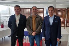 Regatas y Atlético Argentino se unieron para potenciar el fútbol 11 en un acuerdo histórico.