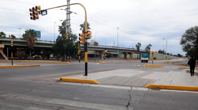 Los semáforos de la Costanera están afectados por el corte de luz. Los semáforos de la Costanera están afectados por el corte de luz. 