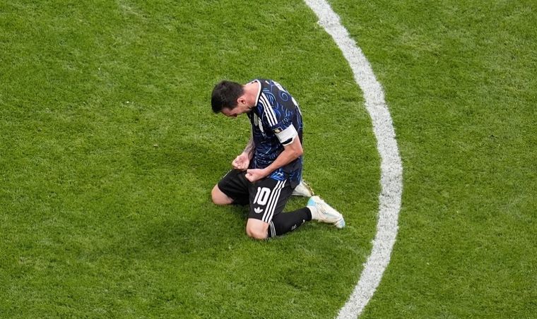 Messi de rodillas en el centro del campo de juego, con los puños apretados, gritando al mismísimo infierno que sí, que les ganamos a los piratas. Messi de rodillas en el centro del campo de juego, con los puños apretados, gritando al mismísimo infierno que sí, que les ganamos a los piratas.