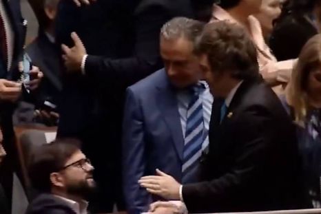 Tenso saludo entre Milei y Boric en Bolivia Tenso saludo entre Milei y Boric en Bolivia