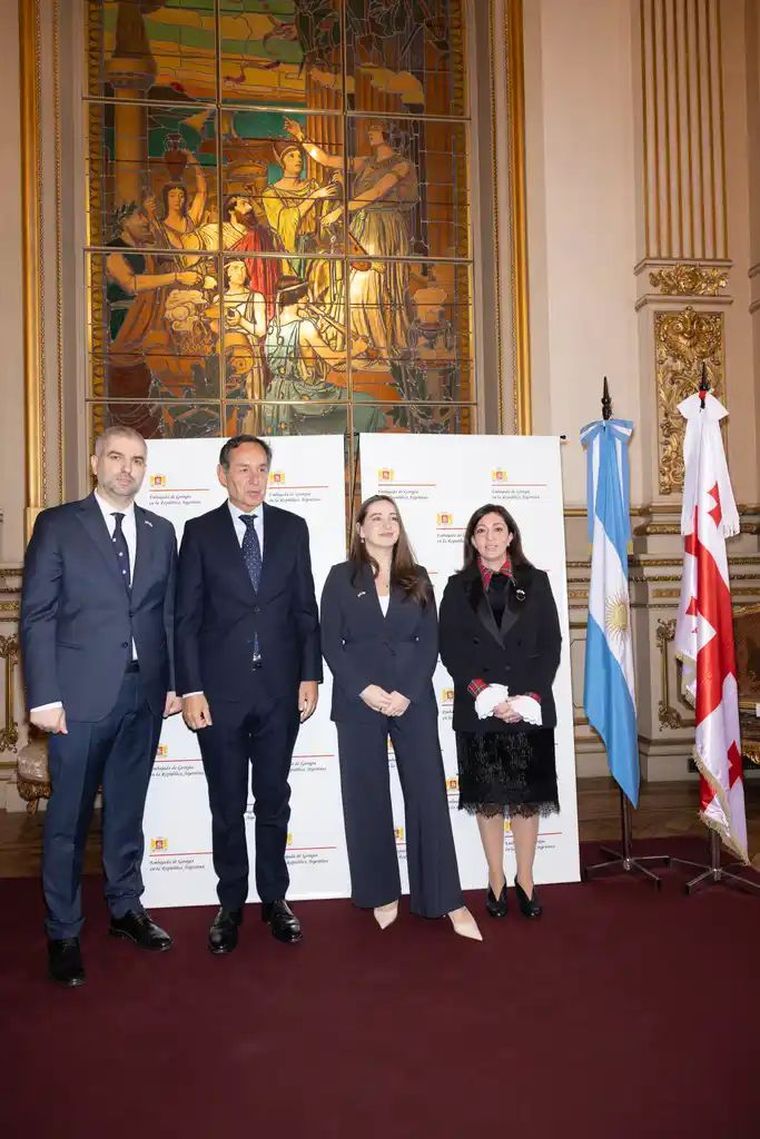 Embajador de Georgia, Gvaram Khandamishvili, su esposa Tamar Zurabishvili, Secretario General y de Relaciones Internacionales del Gobierno de la Ciudad de Buenos Aires, Fulvio Pompeo y Ministra Consejera de la Embajada de Georgia, Tamar Lomadze. Embajador de Georgia, Gvaram Khandamishvili, su esposa Tamar Zurabishvili, Secretario General y de Relaciones Internacionales del Gobierno de la Ciudad de Buenos Aires, Fulvio Pompeo y Ministra Consejera de la Embajada de Georgia, Tamar Lomadze.