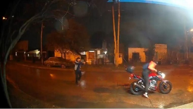 El momento en el que el policía de civil dispara contra el motochorro Foto: Noticias Argentinas