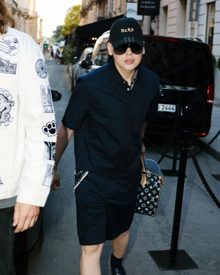 Acompañado de su gorra y anteojos, el productor apostó al negro total. Acompañado de su gorra y anteojos, el productor apostó al negro total.