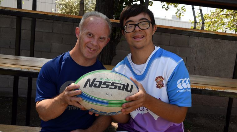 Roberto Cipolla (50) y Joaquín Muñoz (17) son parte del equipo de rugby Los Cuyis Foto: ALF PONCE MERCADO / MDZ