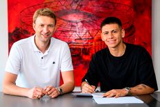 El Diablito Echeverri junto a Simon Rolfes, director deportivo del Bayer Leverkusen. El Diablito Echeverri junto a Simon Rolfes, director deportivo del Bayer Leverkusen.