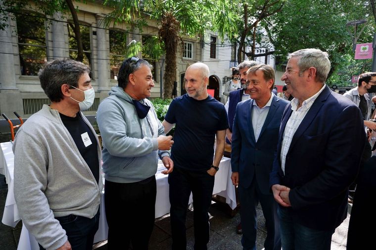 Horacio Rodríguez Larreta, Suarez y Cobos. Todo sonrisas en el oficialismo, que eligió el escenario más radical posible. Foto: Gentileza