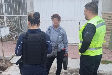 Policías y preventores aprehendieron a la mujer tras el robo en la Quinta Sección. Policías y preventores aprehendieron a la mujer tras el robo en la Quinta Sección.