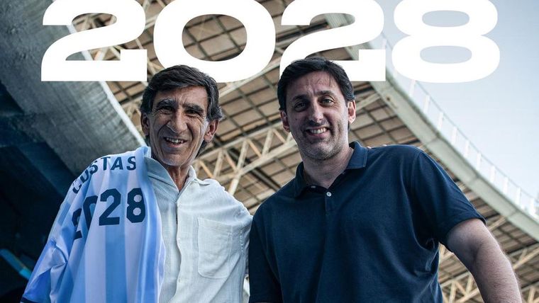 Gustavo Costas renovó con Racing y posó junto a Diego Milito con el Cilindro de fondo.