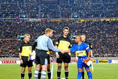 Serna y Oliver Kahn tras el sorteo en Tokio. Foto: Masahide Tomikoshi