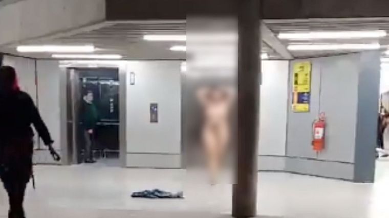 Mujer desnuda causa alboroto en el Aeropuerto de Chile Foto: NA