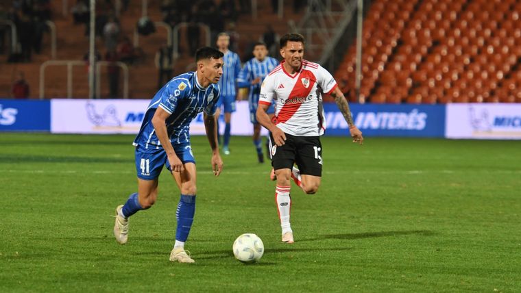 Facundo Altamira será titular en el duelo de esta noche en el Malvinas Argentina. El último en Mendoza fue victoria del Tomba 2-1 con un doblete de Vicente Poggi. Foto: Santiago Tagua / MDZ