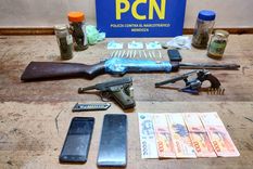 La Policía Contra el Narcotráfico confiscó drogas, una balanza de precisión y armas de fuego Foto: Ministerio de Seguridad de Mendoza