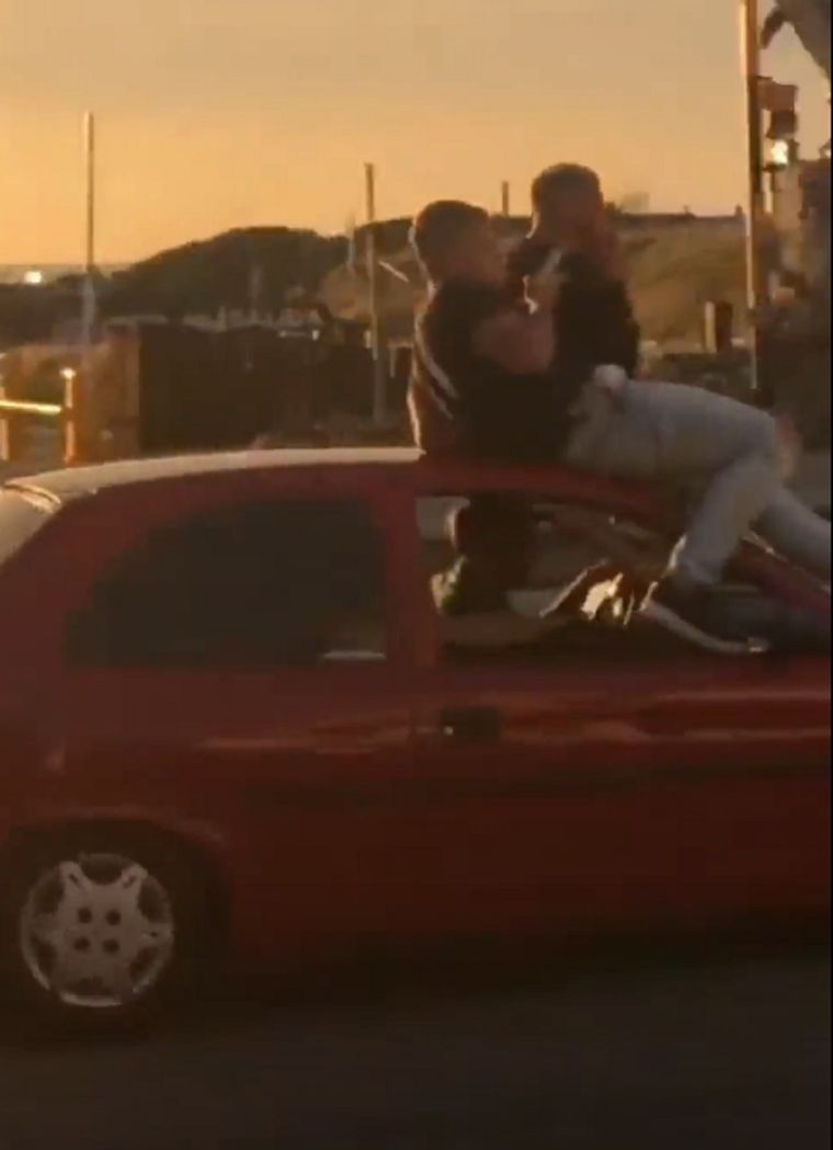 La acción de los dos jóvenes fue repudiada por quienes grabaron el episodio