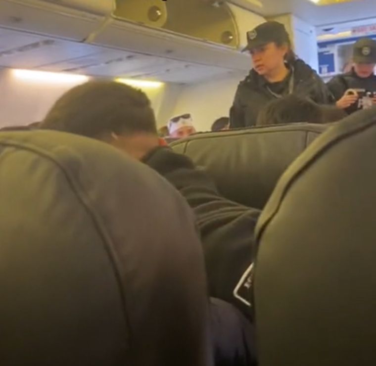 Un joven fue detenido tras intentar encender un cigarrillo dentro de un avión Foto: captura video