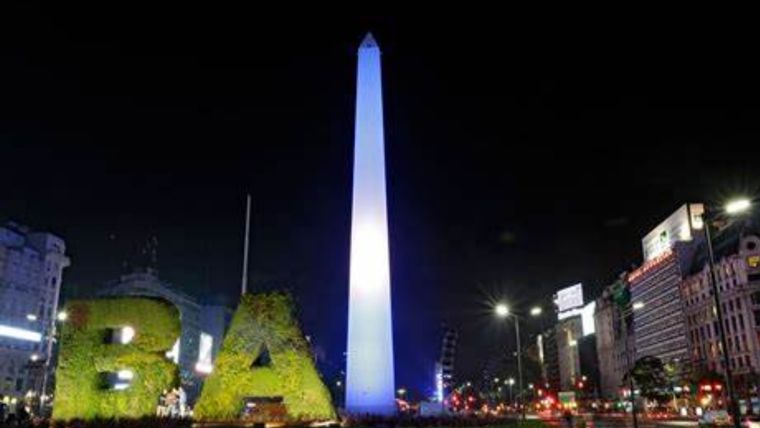 Obelisco de noche, sin luces de Navidad. Foto: Archivo