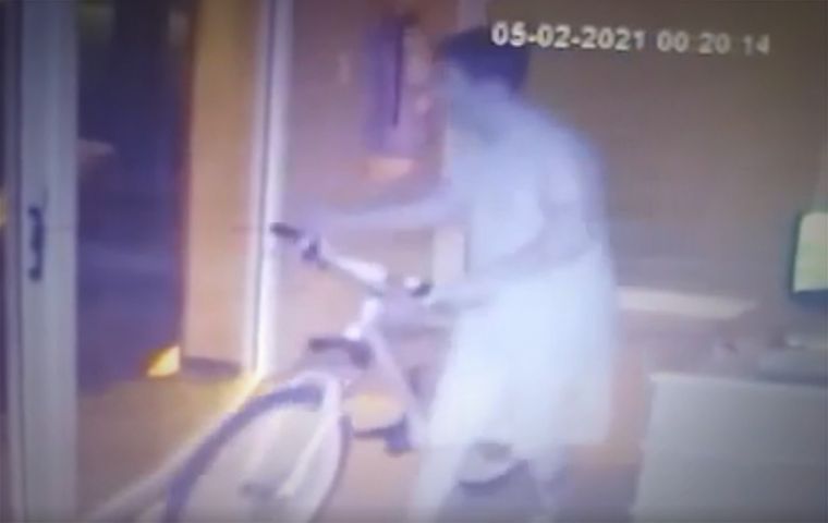 Sin barbijo El ladrón opera a cara descubierta.