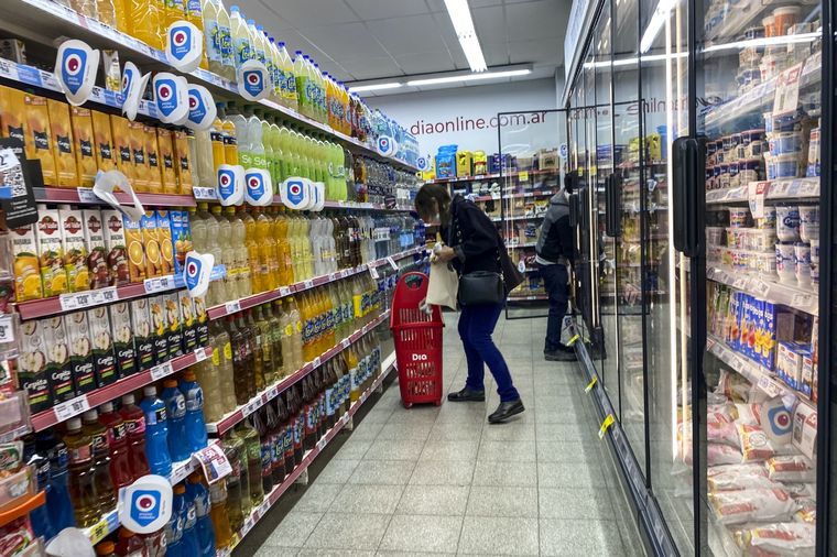 Agentes del Gobierno verifican diariamente en distintos comercios que se cumpla con el programa Foto: EFE