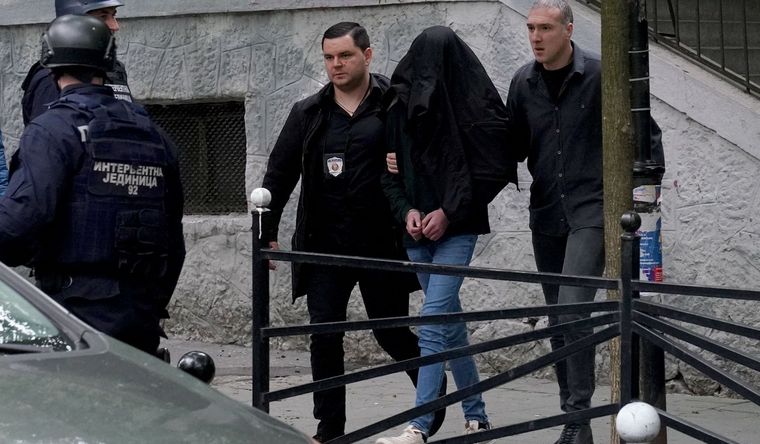 Serbia masacre El sospechoso, de 14 años, es llevado detenido por la policía. Foto: Afp.