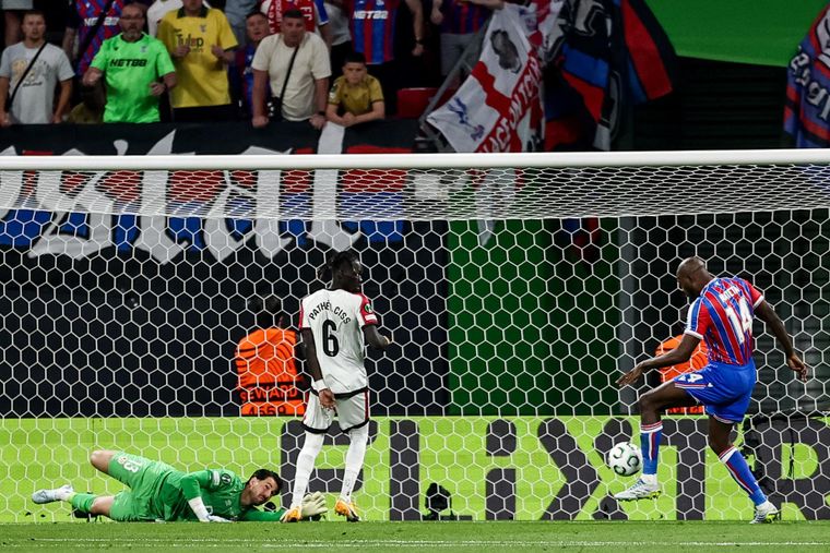 El francés Jean-Philippe Mateta de Crystal Palace aprovechó el rebote de Batalla y marcó 1-0 final en la UEFA Conference League. El francés Jean-Philippe Mateta de Crystal Palace aprovechó el rebote de Batalla y marcó 1-0 final en la UEFA Conference League.
