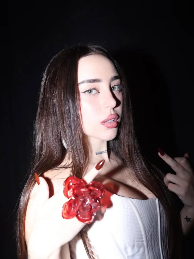 El detalle rojo que rompió el look blanco de Nicki Nicole. El detalle rojo que rompió el look blanco de Nicki Nicole.