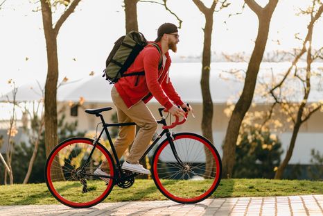 Conocé los beneficios de andar en bicicleta. Conocé los beneficios de andar en bicicleta.