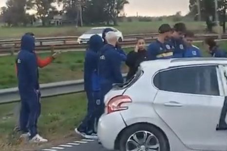 El futbolista debió ser trasladado a un centro de salud. El futbolista debió ser trasladado a un centro de salud.