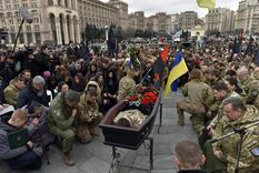 Los ciudadanos de Kiev rindieron honores al soldado Dmytro Da Vinci Kotsiubailo en la Plaza de la Independencia Foto: EFE