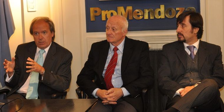 Jorge Pérez Cuesta (presidente saliente), Adolfo Trípodi, y el subsecretario de Promoción Industrial, Javier Spina. Foto: Pachy Reynoso / MDZ