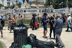 La gente llenó bolsas con los residuos y las colocó junto a los tachos. Foto: Josefina Godoy