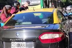 Varios efectivos zamarreando el vehículo Foto: Captura de video Varios efectivos zamarreando el vehículo Foto: Captura de video