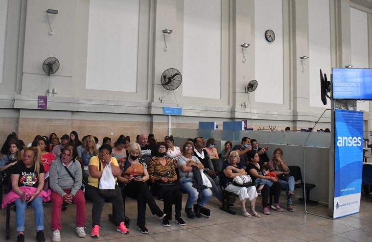 Miles de personas solicitan el refuerzo alimentario en las oficinas de la Anses.