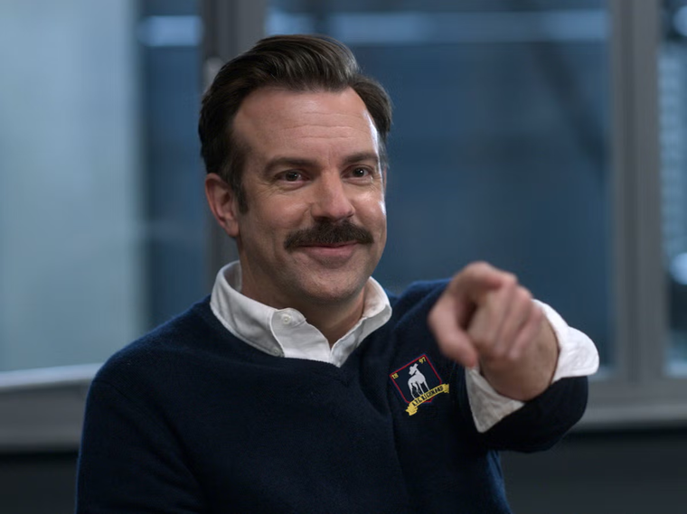 Con humor y humanidad, Ted Lasso se transformó en la serie emblema de Apple TV+ y ganó múltiples premios Emmy.