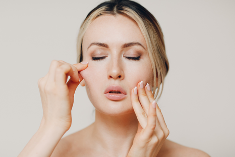 En algunos países existe el trabajo de entrenador facial. En algunos países existe el trabajo de entrenador facial.
