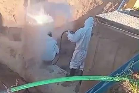Un caño de la red de agua estalló mientras dos trabajadores municipales realizaban la instalación de una nueva cañería en Paraná. Un caño de la red de agua estalló mientras dos trabajadores municipales realizaban la instalación de una nueva cañería en Paraná.
